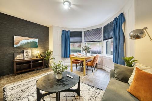 Spacious 4 Bedroom Apt Near West End Glasgow