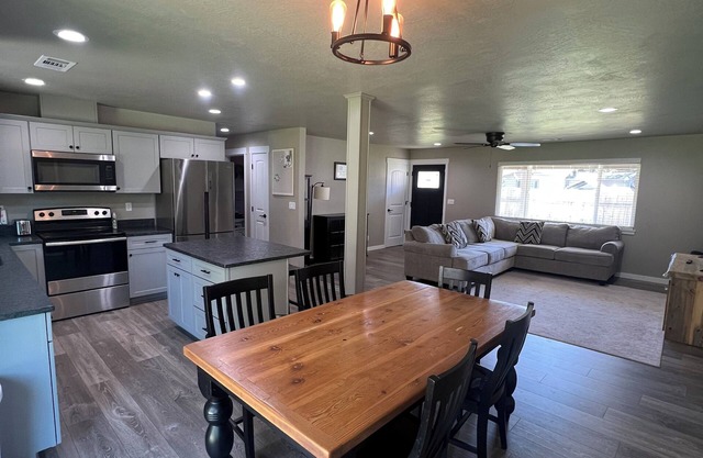 Spacious 4 bedroom 2 bath house across from the Rogue River with big fenced yard