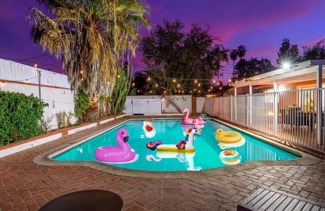 Spacious 4-BR West Hills, LA home w/pool, spa, arcades, games on quiet street