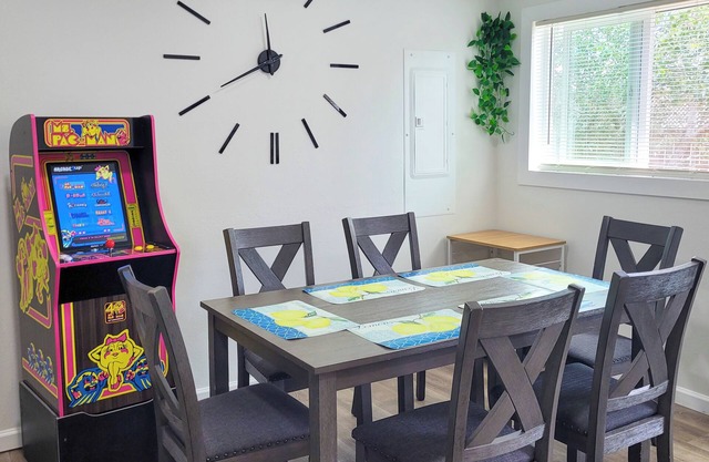 Spacious 4BR w/Arcade, Pet Friendly, near Beaches