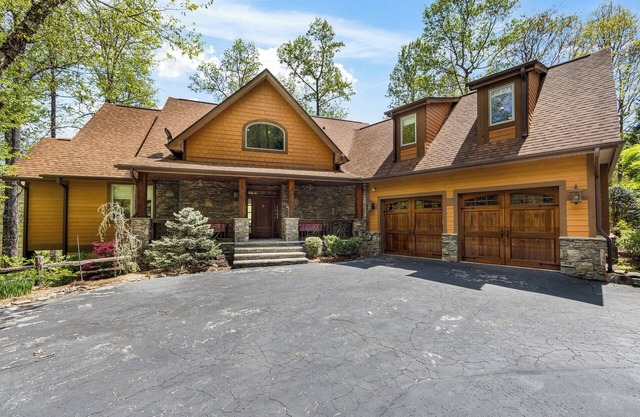 Spacious 5-bedroom Mountain House with Movie Room & Pool Table