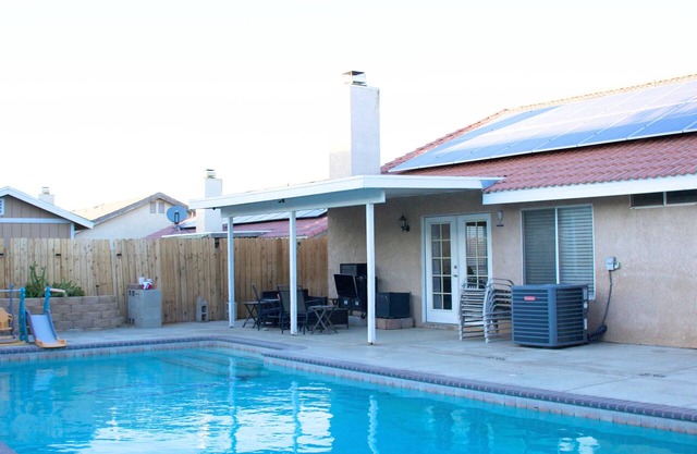 Spacious 5-bedroom house in lovely Victorville with Pool and AC