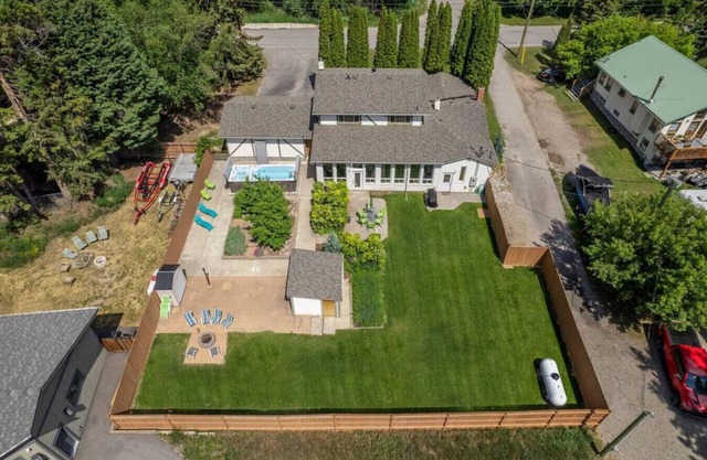 SPACIOUS 5 Br + 5 Br | Private HEATED Pool & Hot Tub | 1-minute WALK to Beach