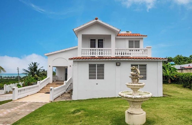Spacious 7-bedroom villa in Rio Grande w/pool, OCEAN VIEW, 5 mins to beach!
