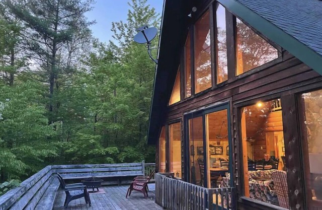 Spacious ADK 5BR Lodge, Sleeps 14, Near Gore, Firepit, Fireplace, Pets