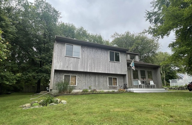 Spacious and bright coastal, quiet and close to beaches.