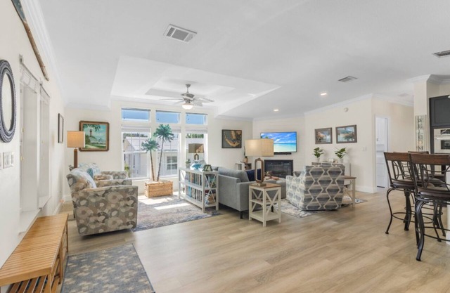 Spacious and cozy! 3 min from beaches, Prime location with shopping & dining!