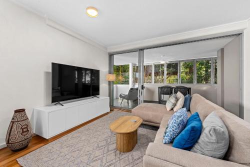 Spacious and Leafy with Pool and Parking - Walk to River
