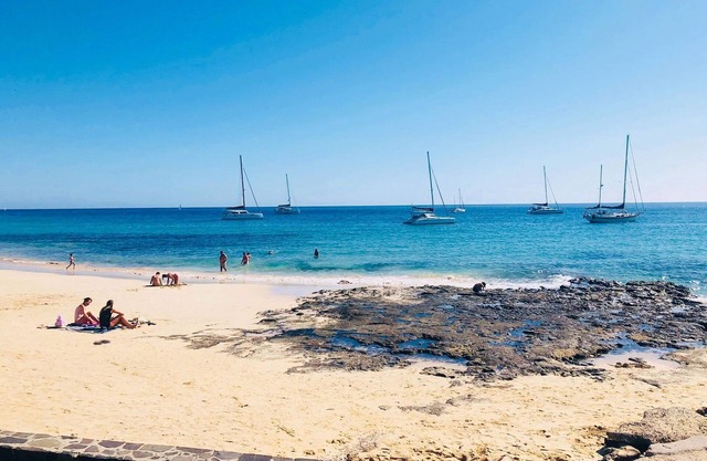 Spacious Apartment, Panoramic Sea and Mountain Views, Gym, Pool, WiFi, Smart TV