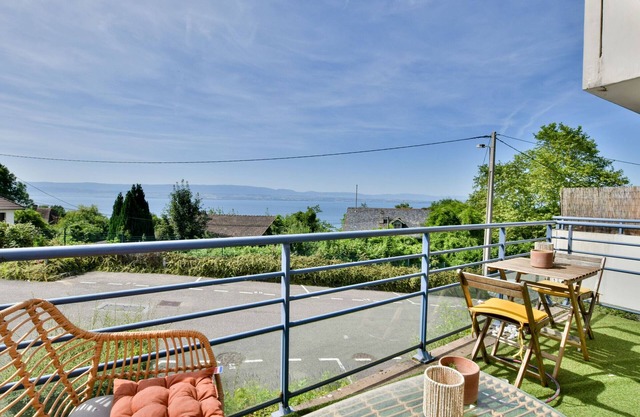 Spacious apartment with pool, balcony, parking and wifi in Publier