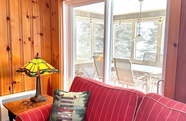 Spacious Chalet with vast, lakefront property w firepit, minutes from Tremblant