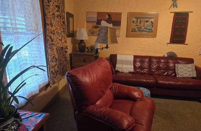 Spacious & charming comfortable apartment close to downtown, the Deco District.