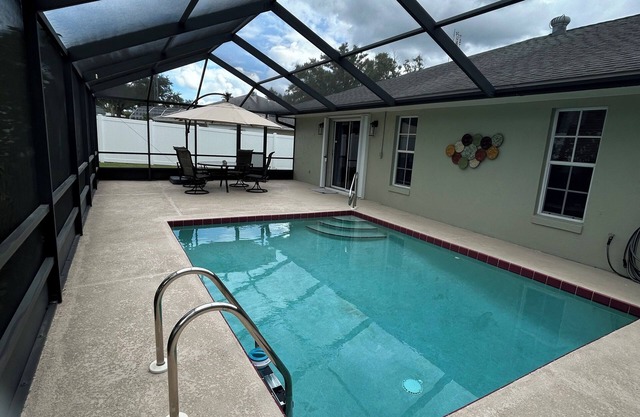 Spacious Family friendly home across from Lake Jackson, near downtown Sebring.