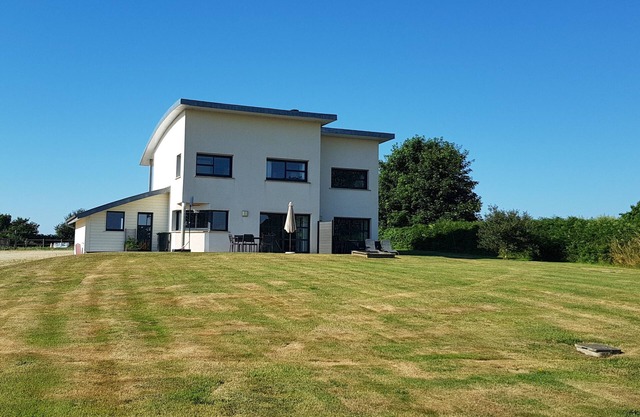 Spacious family home - land and sea views - quiet, close to beaches. 8 p.