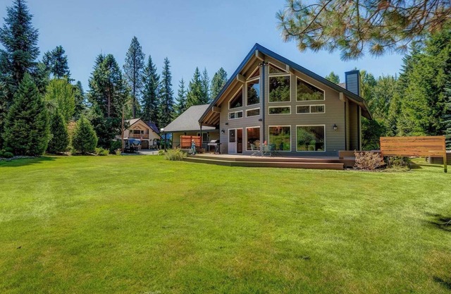 Spacious Family Retreat - Games, Workspace, Hot Tub, Golfing, Hiking - Sleeps 12