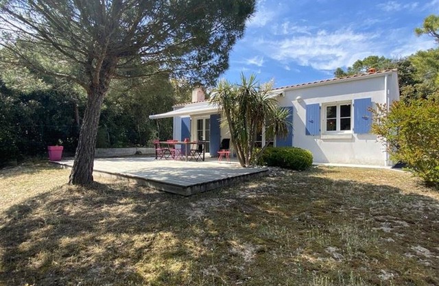 Spacious 5-BR Villa, 10 People, 230m from Beach, WiFi, Private Garden, Pets Welcome!