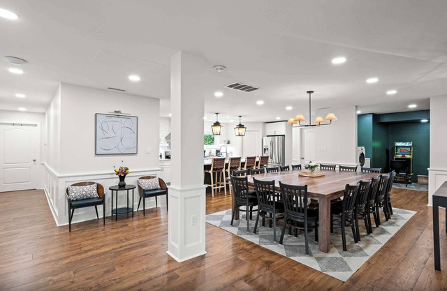 Spacious Home Near Ark, Perfect for 12 Guests