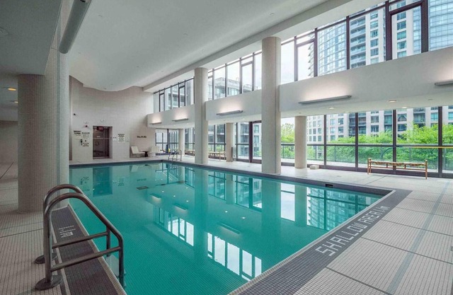 Spacious lakeview condo in Downtown Toronto with free parking