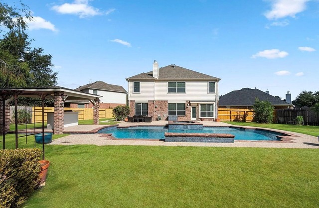 Spacious Mid Term Family Home In SPRING with Heated pool & Hot Tub.