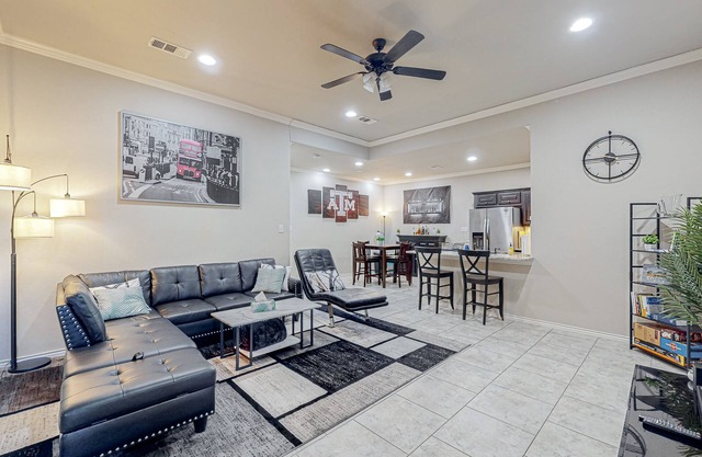 Spacious Near Campus with a grill & washer/dryer