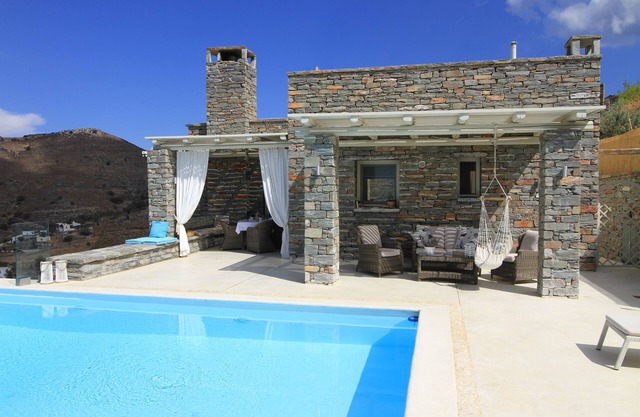Spacious Private Villa With Sea View, Infinity Pool, Garden & Free WiFi