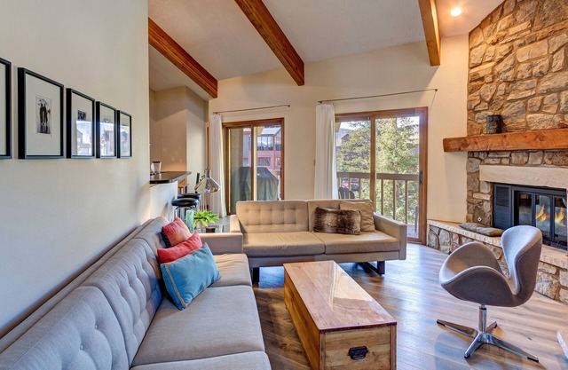 Spacious Sunny Condo, Mountain Views, 2BR+Loft Suite/3BA, 1 block off Main St