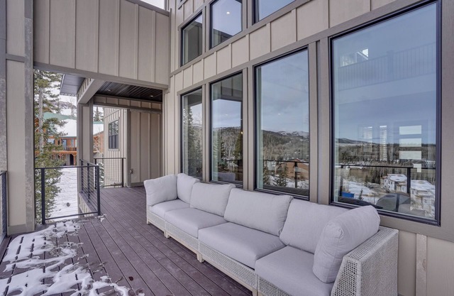 Spacious Utah Escape w/Balcony & Mountain Views!