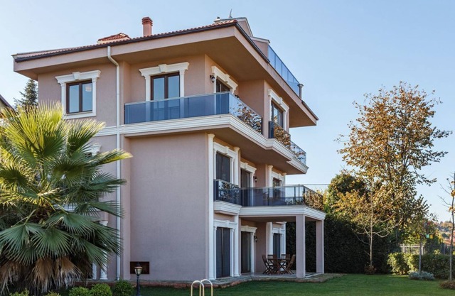 Spacious Villa with Pool and Garden in Kartepe