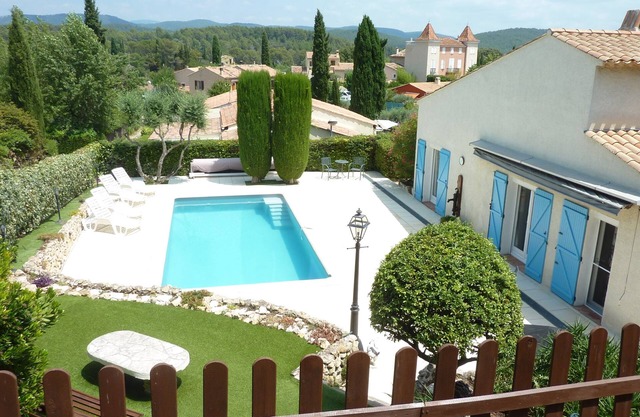 Spacious Villla 1 hr from Nice Airport, Pool, Wifi. 5 minute walk to village