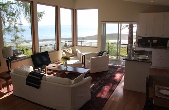 Spectacular ocean side experience at this stunning 1 bdm home, Qualicum Bay