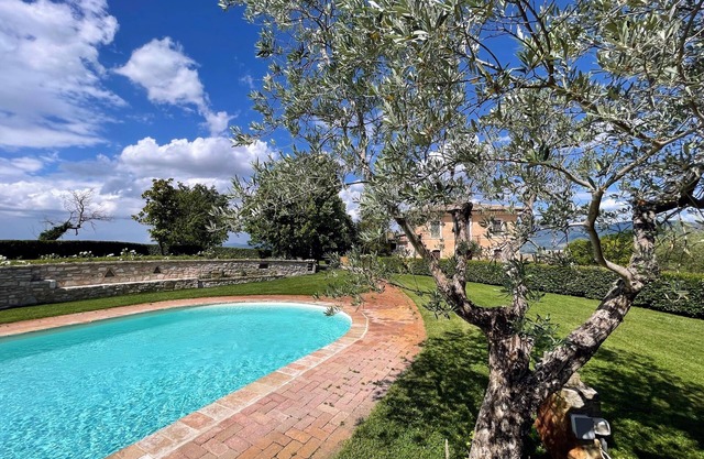 Spoleto Tranquilita sleeps 20 with Wifi Pool Yoga Studio Gardens and Views
