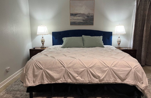 Sprawling 3-bedroom house, luxe amenities, mid-century architecture in Columbus