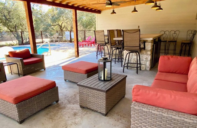 Sprawling Hacienda~Party Pool, Cabana, Casita, Lux Kitchen, 1 Minute 2 Frio !