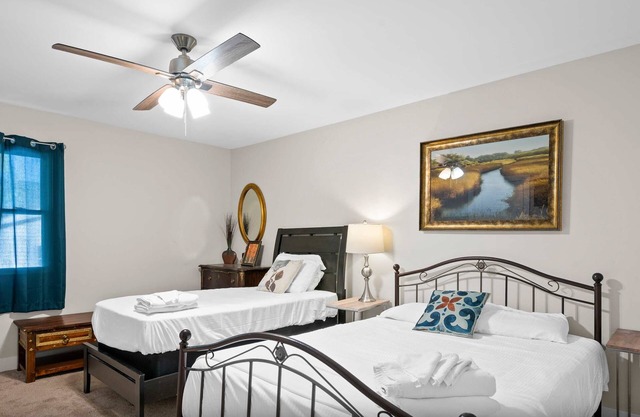 St James Place: Spacious 6-Bedroom Near the Ark!