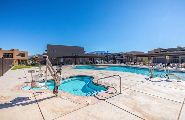 Stargazer Luxury Condo, Rooftop Views, Private Hot Tub