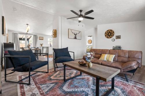 Starlight Horizon Cabin N - Pet-Friendly Texas Hill Country Cabin Near Canyon Lake - Pool, Stargazing & Group Getaways - Sleeps 8