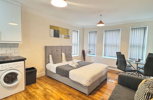 Stay Near Heathrow! Pristine, Convenient & Only 5 Mins to the Terminals