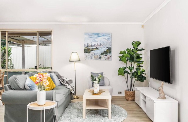 StayAU Cozy 3BR Suburban Retreat in Ingleburn