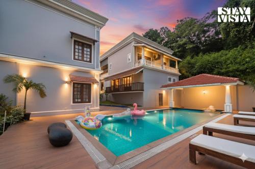 StayVista at Casa Verano with Pool, BBQ