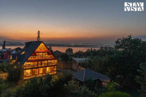 StayVista at Emaarat Chalet with BBQ & Bonfire