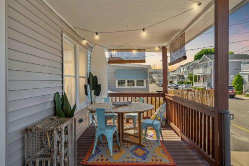 Steps to Beach Porch Grill - The Sister Cottages