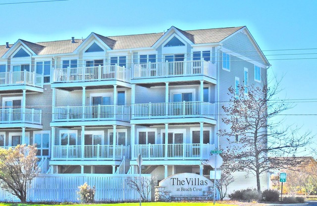 Steps to Bethany Beach, Kayak Bay access, crabbing, pool, and beautiful views