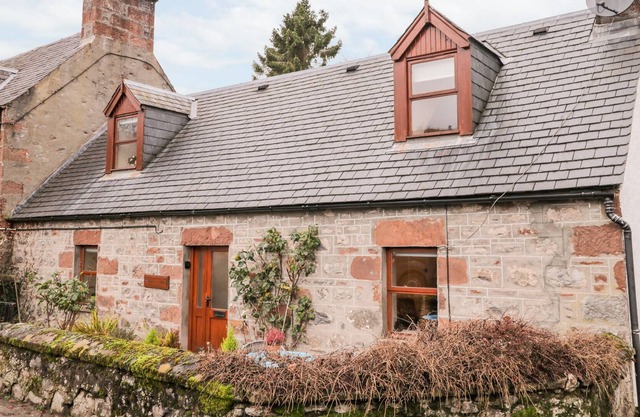 STONYWOOD COTTAGE, pet friendly in Drumnadrochit, Loch Ness