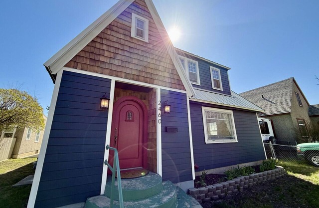 Storybook Nook! Adorable 2 Bdrm Downtown Home!