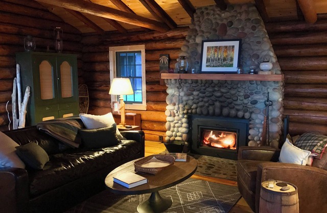 Storybook Northwoods Log Cabin on Lake Superior between Lutsen and Grand Marais