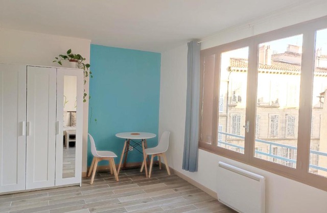 STUDIO BLEU en face de la gare 10mn au vieux port