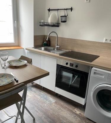 Studio CLIMATISÉ au cœur de la ville, gare à pied, café offert