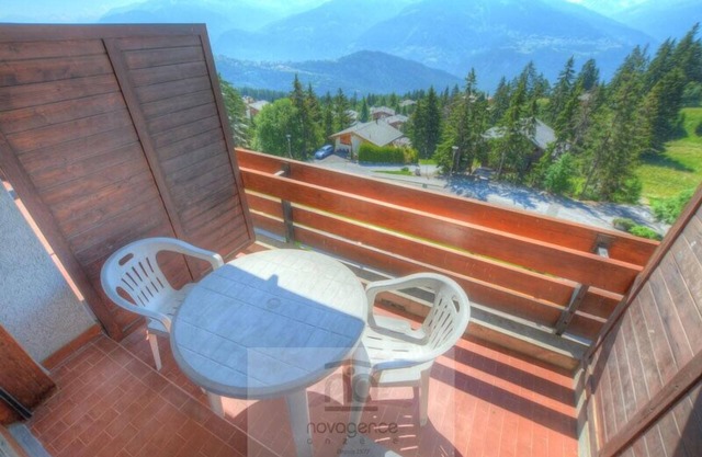 Studio south facing on the village square, bathroom/WC, eating place, kitchenette with 3 hotplates,
