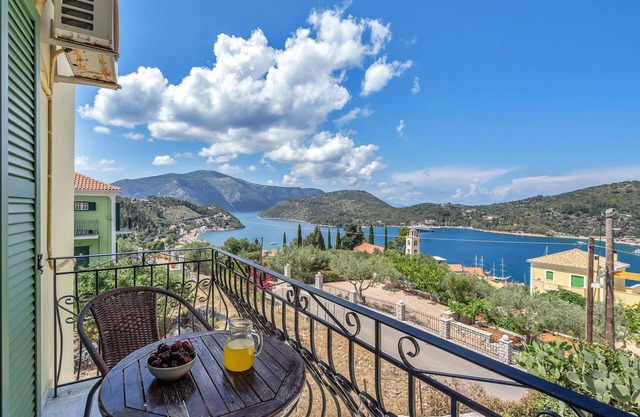 Studio 'Veronis 8' with Sea View, Shared Pool & Wi-Fi