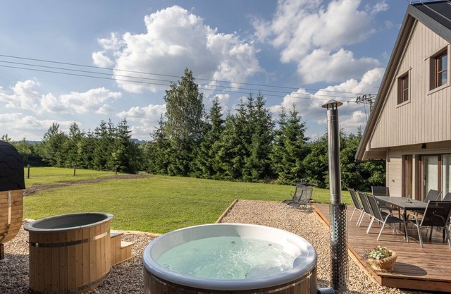 Stunning private villa for 10 guests with WIFI, hot tub, TV, terrace and pets allowed